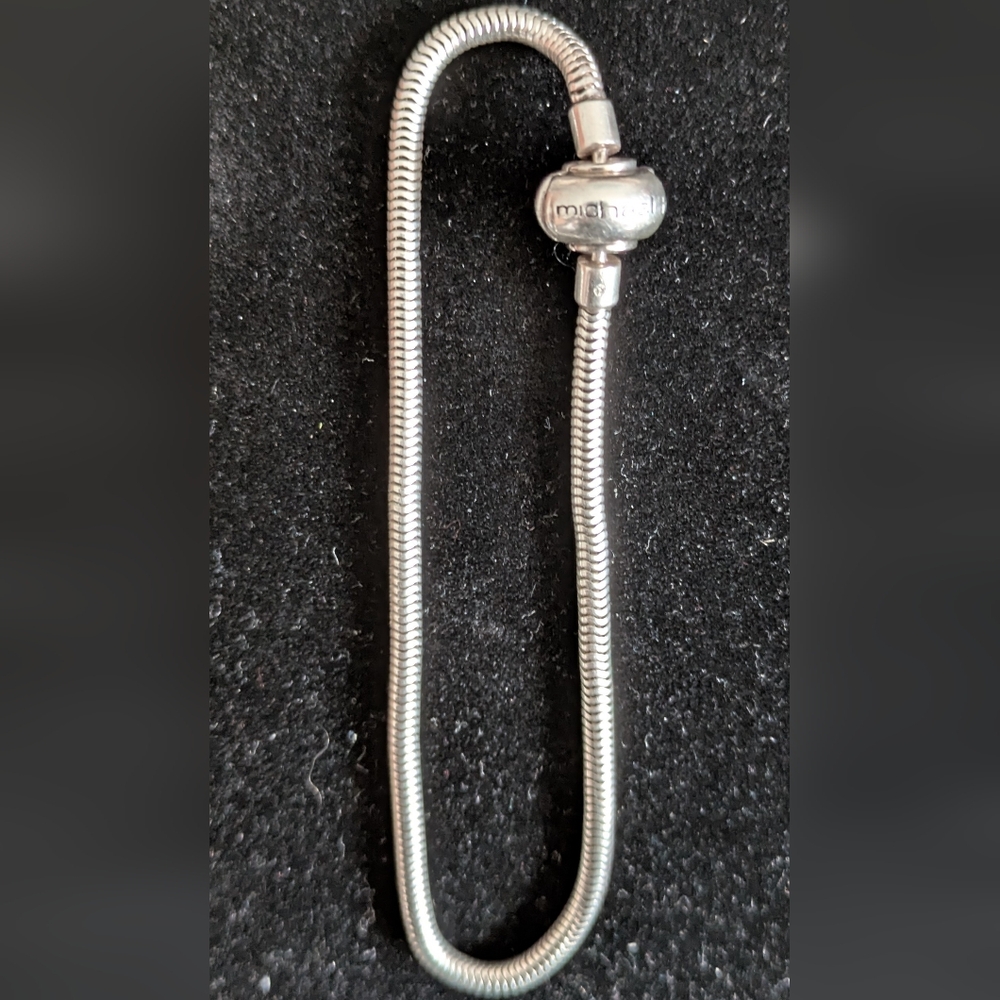 Sleek Silver Bracelet with Polished Finish